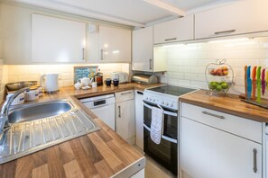 Microwave, oven, dishwasher, cookware/dishes/utensils - 3 Bed in Porthleven (oc-harbli) (Porthleven)