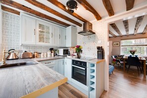 Microwave, oven, cookware/dishes/utensils - 2 Bed in Beccles (oc-puddin) (Beccles)