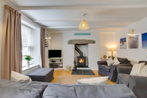 TV, fireplace - 2 Bed in Porthleven (oc-seasal) (Porthleven)