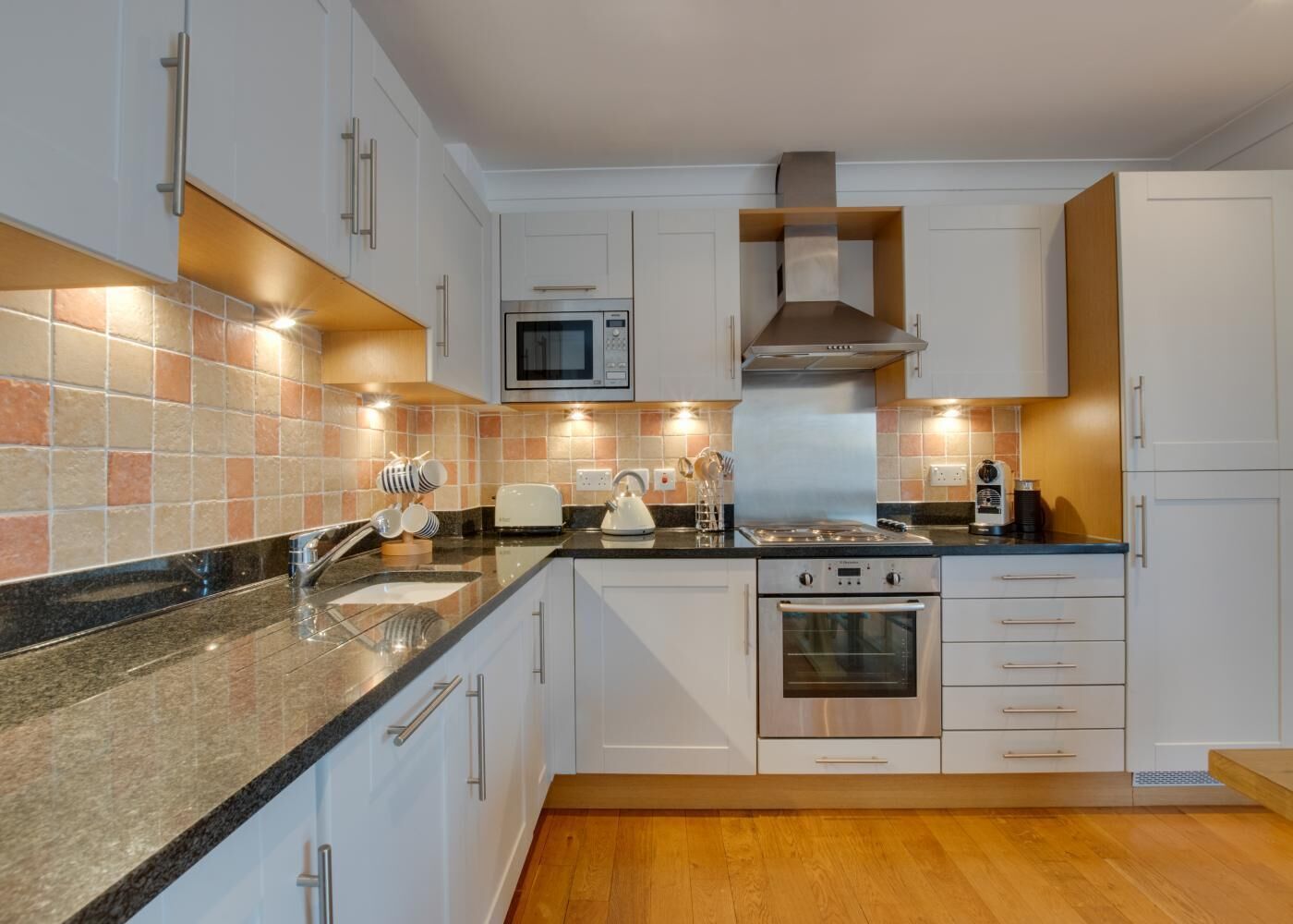 Micro-ondes, four, lave-vaisselle, chaise haute