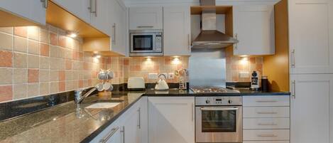 Micro-ondes, four, lave-vaisselle, chaise haute