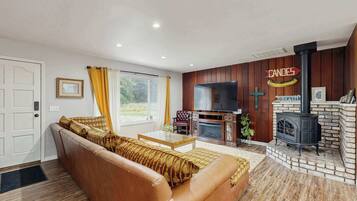 Una televisión, una chimenea