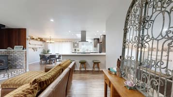 Una televisión, una chimenea