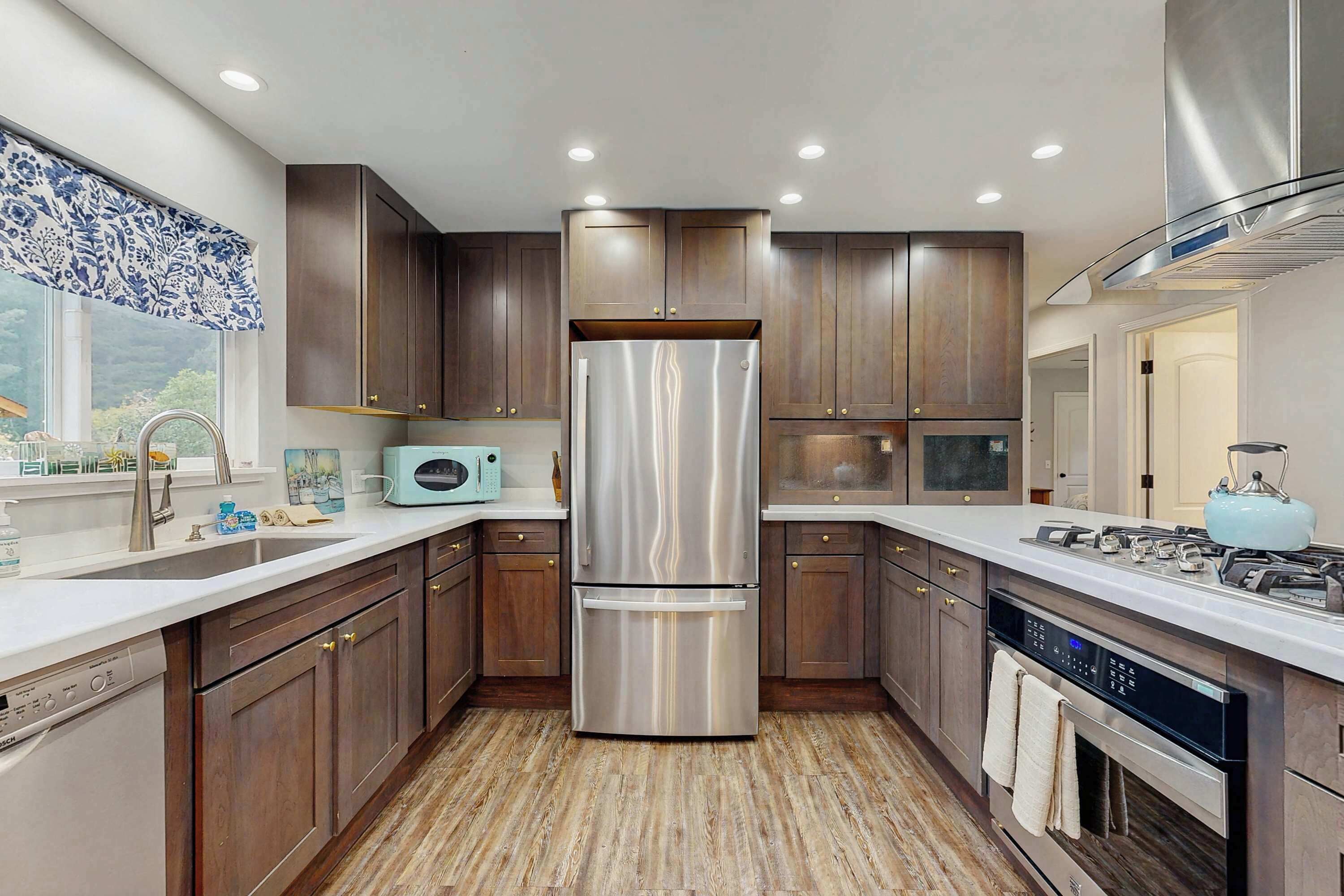 冷蔵庫、電子レンジ、オーブン、コンロ