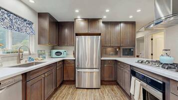 Frigorífico, microondas, horno y placa de cocina