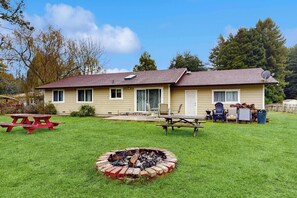 Outdoor dining - Family Favorite with Large Yard and BBQ (Fort Bragg)