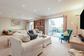 TV - 5 Bed in Langton Matravers (oc-p33853) (Langton Matravers)