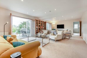 TV - 5 Bed in Langton Matravers (oc-p33853) (Langton Matravers)