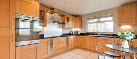 Mikrowelle, Ofen, Geschirrspüler, Kochgeschirr/Geschirr/Besteck