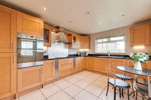 Microwave, oven, dishwasher, cookware/dishes/utensils - 3 Bed in Beadnell (oc-nb1973) (Beadnell)