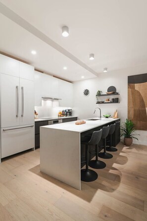 Jääkaappi, mikroaaltouuni, uuni, liesi