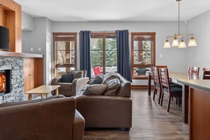 Televisión y chimenea 