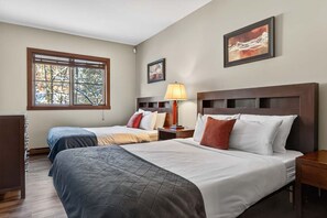 2 bedrooms, WiFi, bed sheets - Aux Étoiles EMG: Ski In/Out at Soleil Express (Mont-Tremblant)