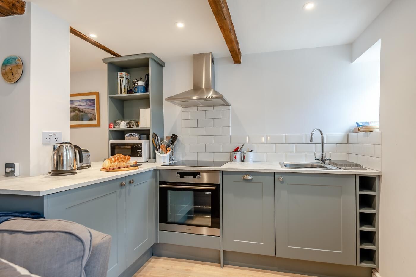 Mikrobølgeovn, ovn, oppvaskmaskin og høy barnestol