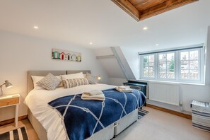 Iron/ironing board, travel cot, free WiFi, bed sheets - 2 Bed in Wells-next-the-Sea (oc-2292) (Wells-next-the-Sea)
