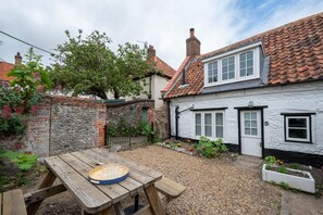 Outdoor dining - 2 Bed in Wells-next-the-Sea (oc-2292) (Wells-next-the-Sea)