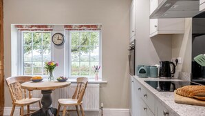Microwave, oven, dishwasher, high chair - 3 Bed in Fulbeck (oc-v33643) (Fulbeck)
