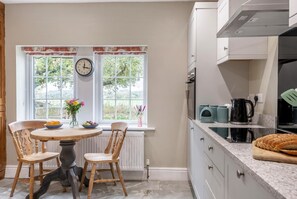Microwave, oven, dishwasher, highchair - 3 Bed in Fulbeck (oc-v33643) (Fulbeck)