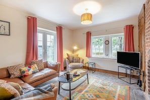 TV, fireplace - 3 Bed in Fulbeck (oc-v33643) (Fulbeck)
