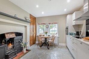 Microwave, oven, dishwasher, highchair - 3 Bed in Fulbeck (oc-v33643) (Fulbeck)