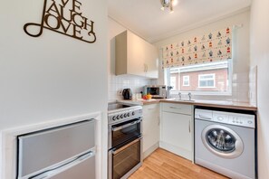 Microwave, oven, cookware/dishes/utensils - 2 Bed in Walcott (oc-2282) (Walcott)