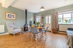 TV, fireplace - 2 Bed in Bentley (oc-thpo) (Bentley)