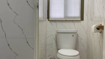 Toallas, jabón y papel higiénico