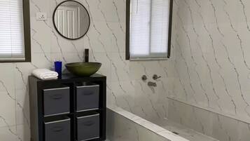 Pyyhkeet, saippua, vessapaperi