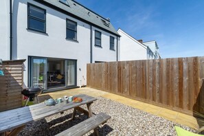Outdoor dining - 3 Bed in Newquay (oc-p00631) (Newquay)