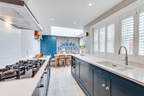Oven, dishwasher, cookware/dishes/utensils - 3 Bed in Southwold (oc-40vs) (Southwold)