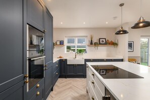 Oven, dishwasher, high chair, cookware/dishes/utensils - 3 Bed in Bamburgh (oc-d33434) (Bamburgh)