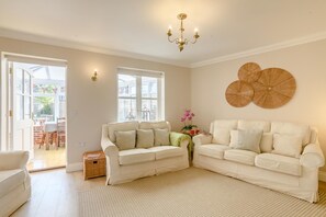 Living area - 2 Bed in Holt (oc-1810) (Holt)