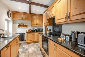Microwave, oven, cookware/dishes/utensils - 1 Bed in Uldale (oc-g34032) (Uldale)