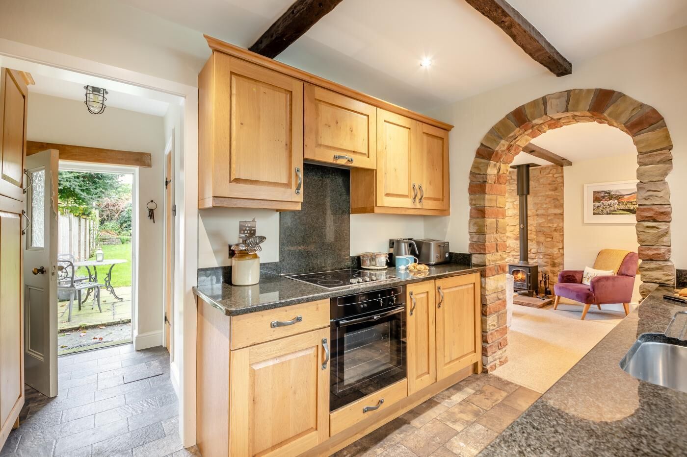 Microondas, horno y utensilios de cocina 