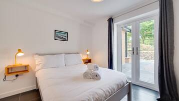 Iron/ironing board, travel cot, free WiFi, bed sheets