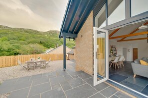 Outdoor dining - 3 Bed in Barmouth (oc-wah701) (Barmouth)