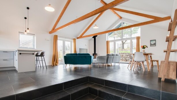 Un interior moderno con cocina, comedor y sala de estar.