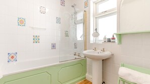 A bathroom with a bathtub, a sink, a mirror, and a window. - 2 Bed in Helford (oc-hcview) (Helford)
