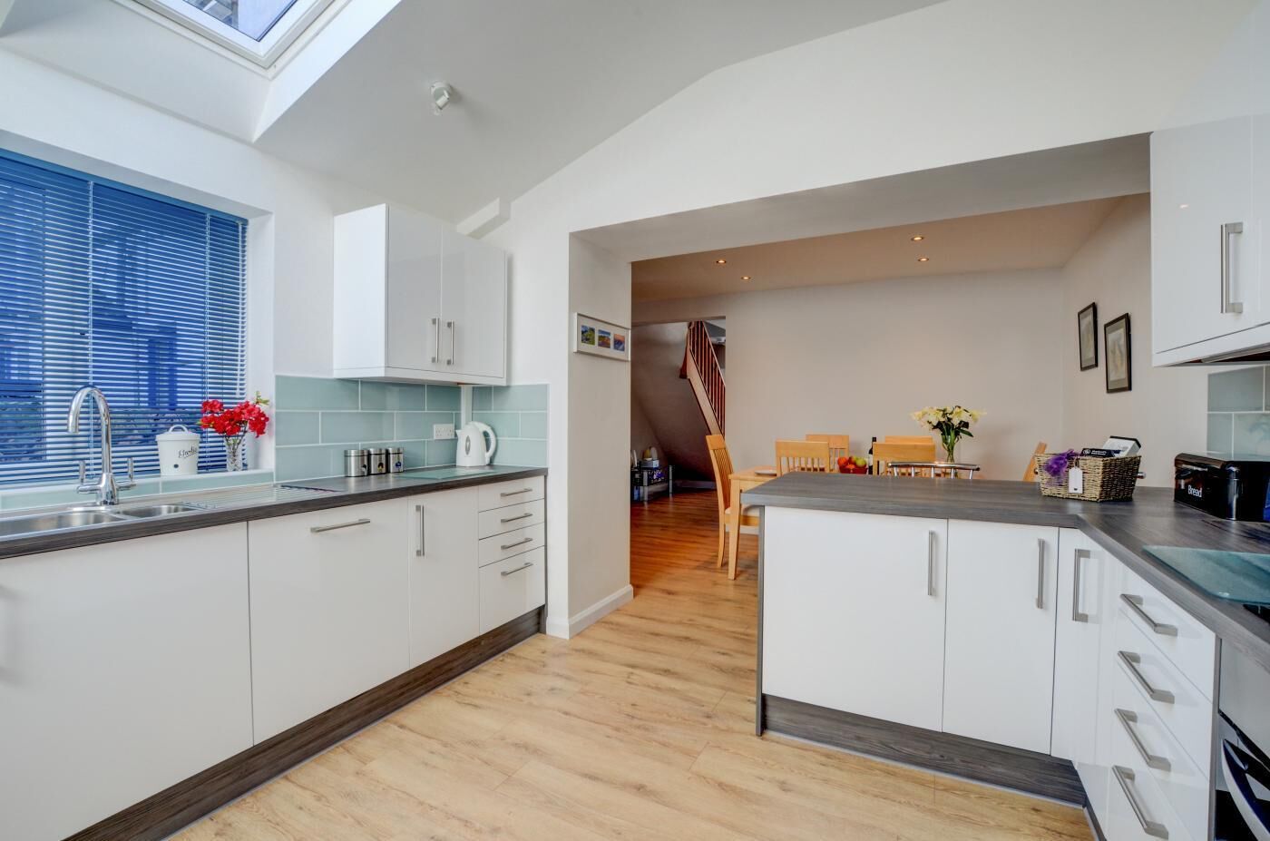 Microondas, horno, lavavajillas y utensilios de cocina 