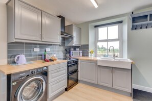 Microwave, oven, cookware/dishes/utensils - 2 Bed in Matlock (oc-dcbeau) (England)