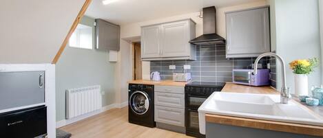 Microondas, horno y utensilios de cocina