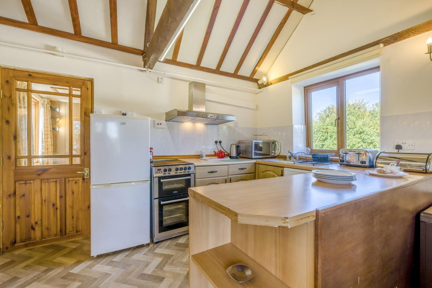 Microondas, horno, lavavajillas y utensilios de cocina 