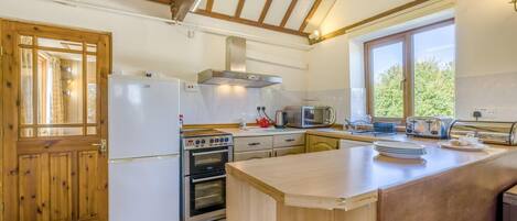 Microondas, horno, lavavajillas y utensilios de cocina