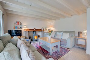 TV, fireplace - 3 Bed in Helford (oc-hcmimo) (Helford)