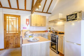 Microwave, oven, dishwasher, cookware/dishes/utensils - 2 Bed in Smallburgh (oc-m33732) (Low Street)