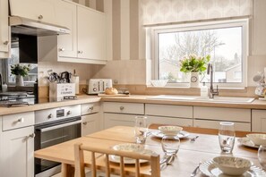 Oven, dishwasher, cookware/dishes/utensils - 2 Bed in Beadnell (oc-e33945) (Beadnell)