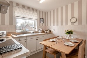 Oven, dishwasher, cookware/dishes/utensils - 2 Bed in Beadnell (oc-e33945) (Beadnell)