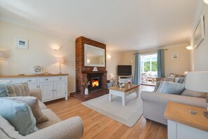 TV, fireplace - 3 Bed in Trimingham (oc-2290) (Trimingham)