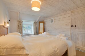 Iron/ironing board, free WiFi, bed sheets - 2 Bed in Helford (oc-hcrose) (Helford)