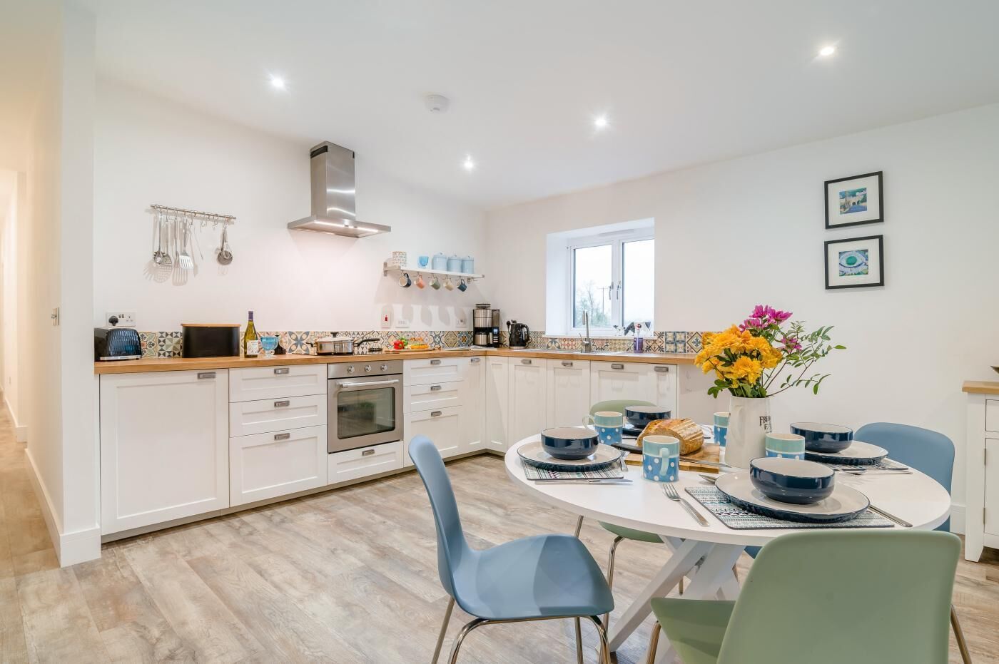 Microondas, horno, lavavajillas, utensilios de cocina